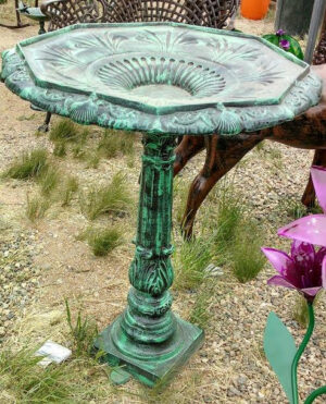 Small Balboa Hexagonal Bird Bath in verde
