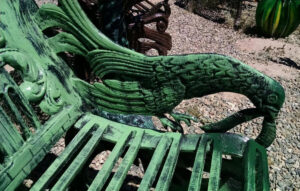 Rooster-Arm Bench